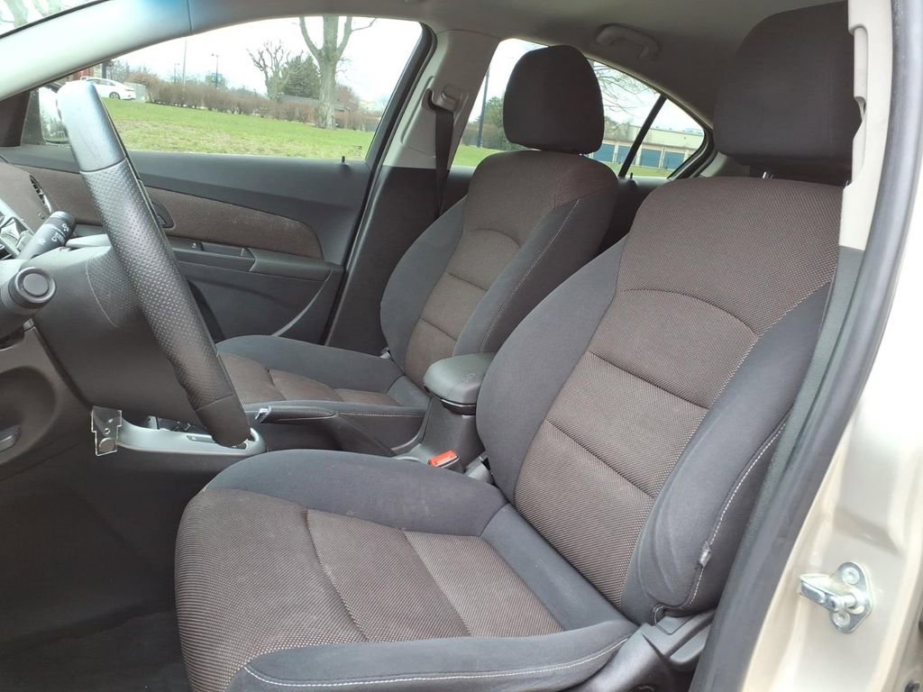 Used 2016 Chevrolet Cruze LT FWD image 12