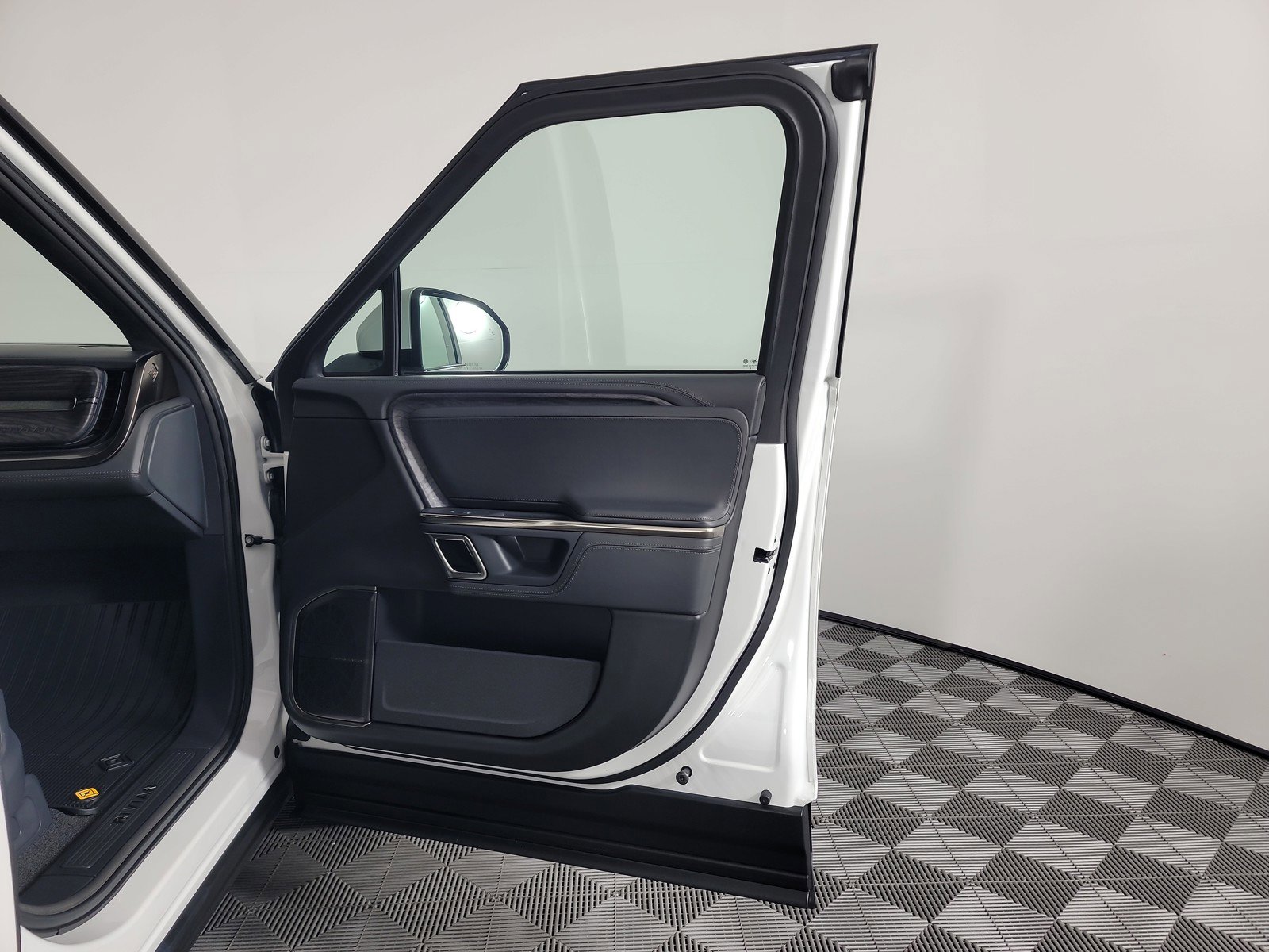 Used 2022 Rivian R1T Adventure image 18