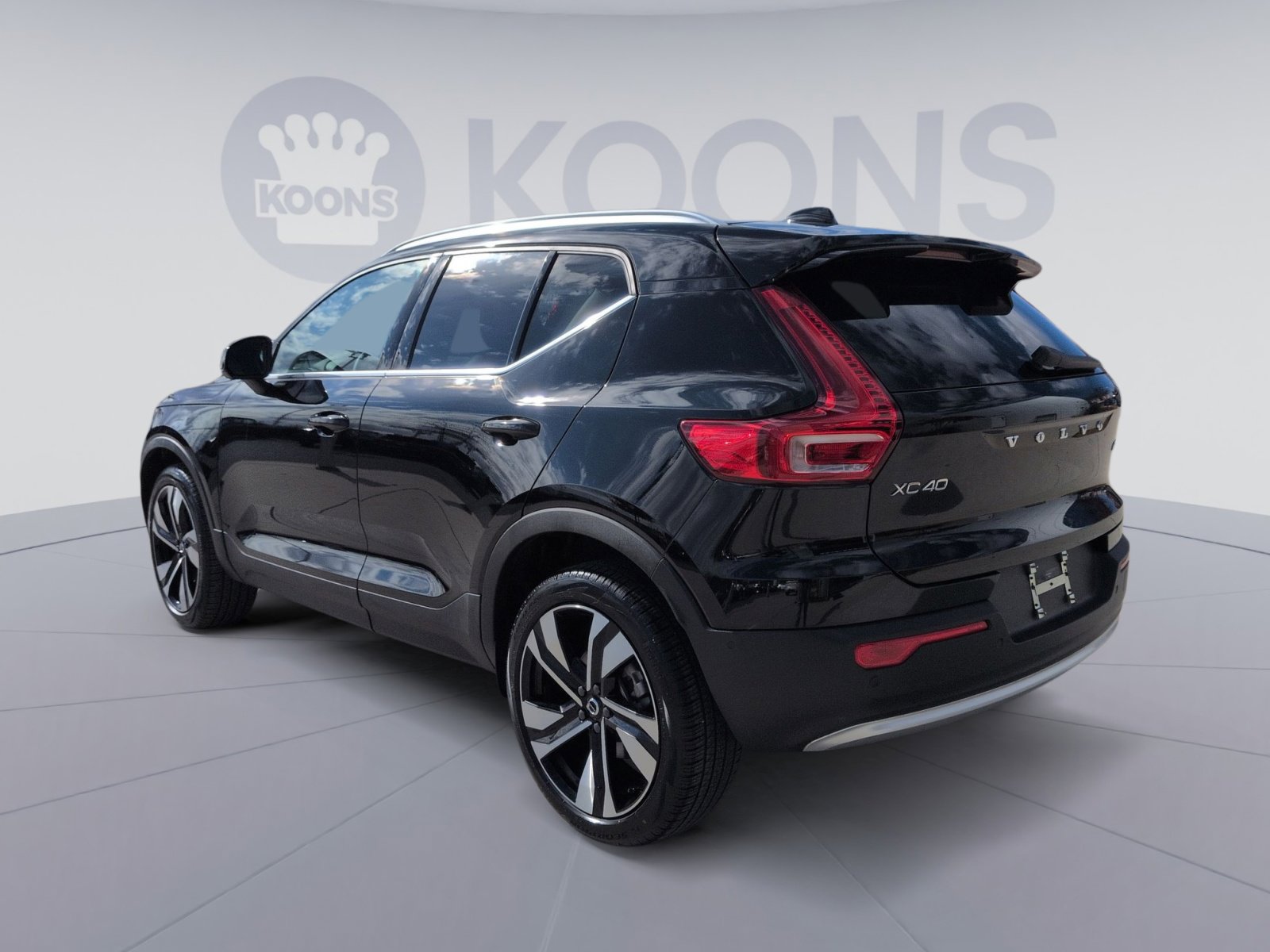 Certified 2024 Volvo XC40 B5 Ultimate w/ Protection Package Premier image 4