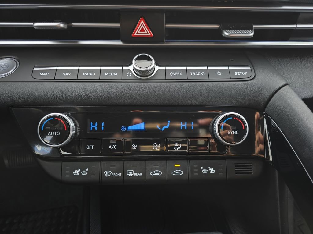 Certified 2025 Hyundai Elantra Limited image 21