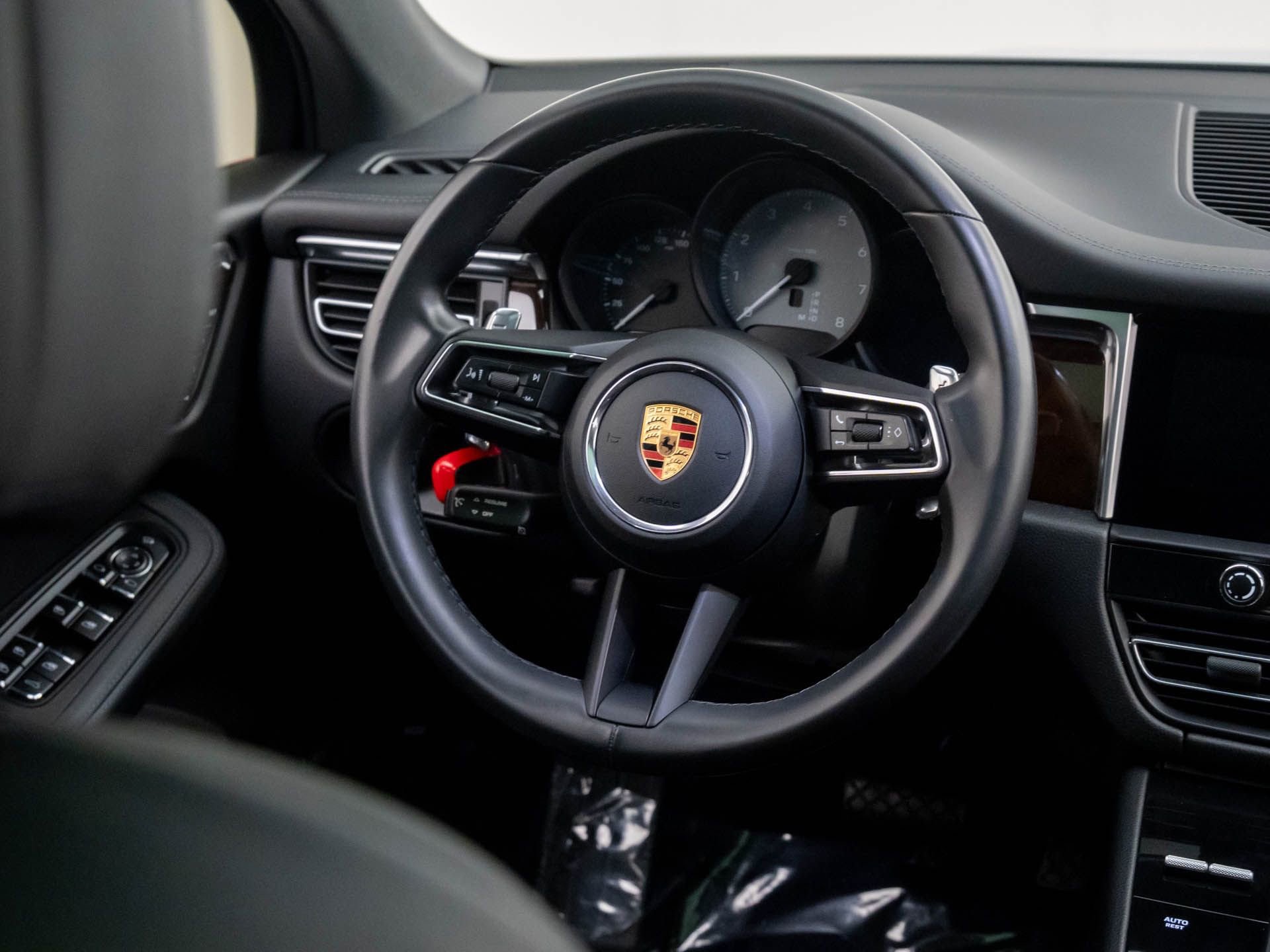 Used 2022 Porsche Macan S w/ Premium Package image 10