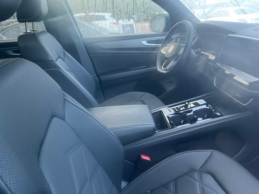 Used 2024 Volkswagen Atlas Cross Sport SE w/ Panoramic Sunroof Package FWD image 11