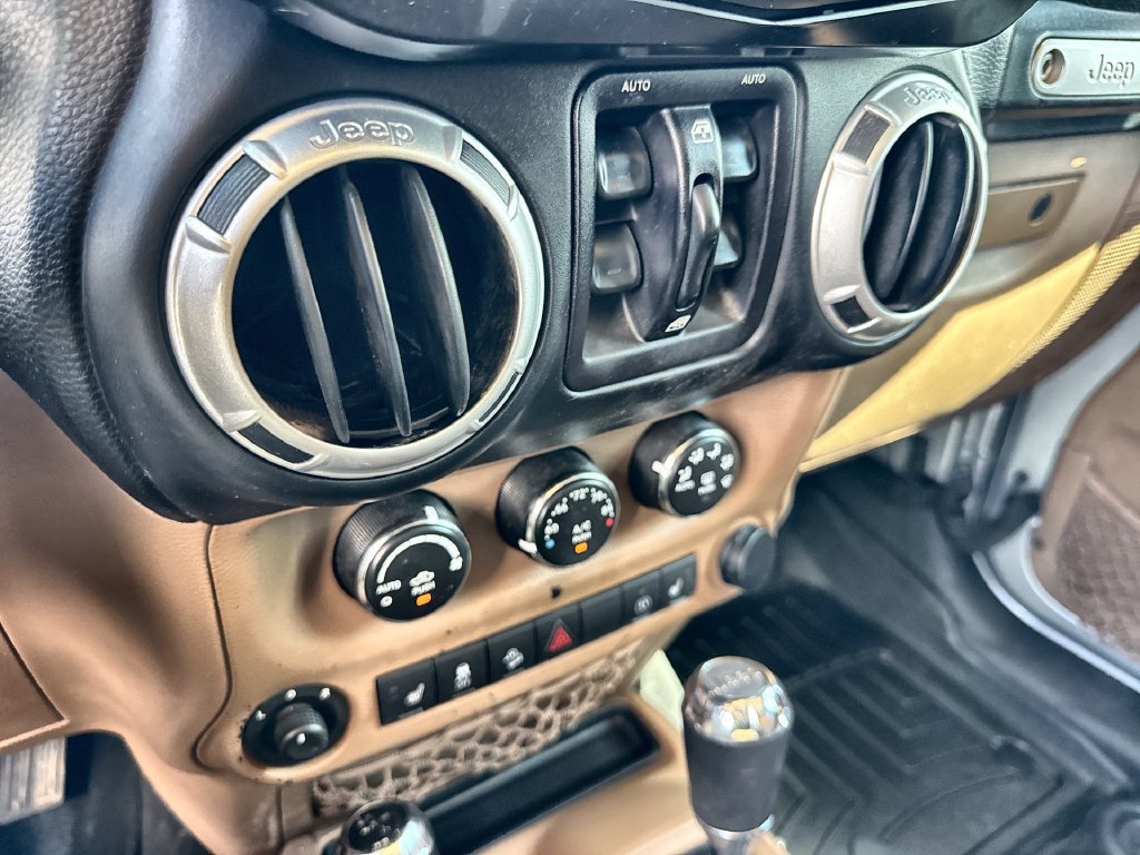 Used 2015 Jeep Wrangler Unlimited Sahara w/ Dual Top Group AWD/4WD image 27