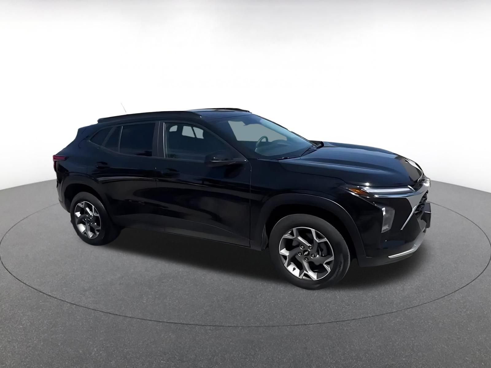Used 2025 Chevrolet Trax LT FWD image 2