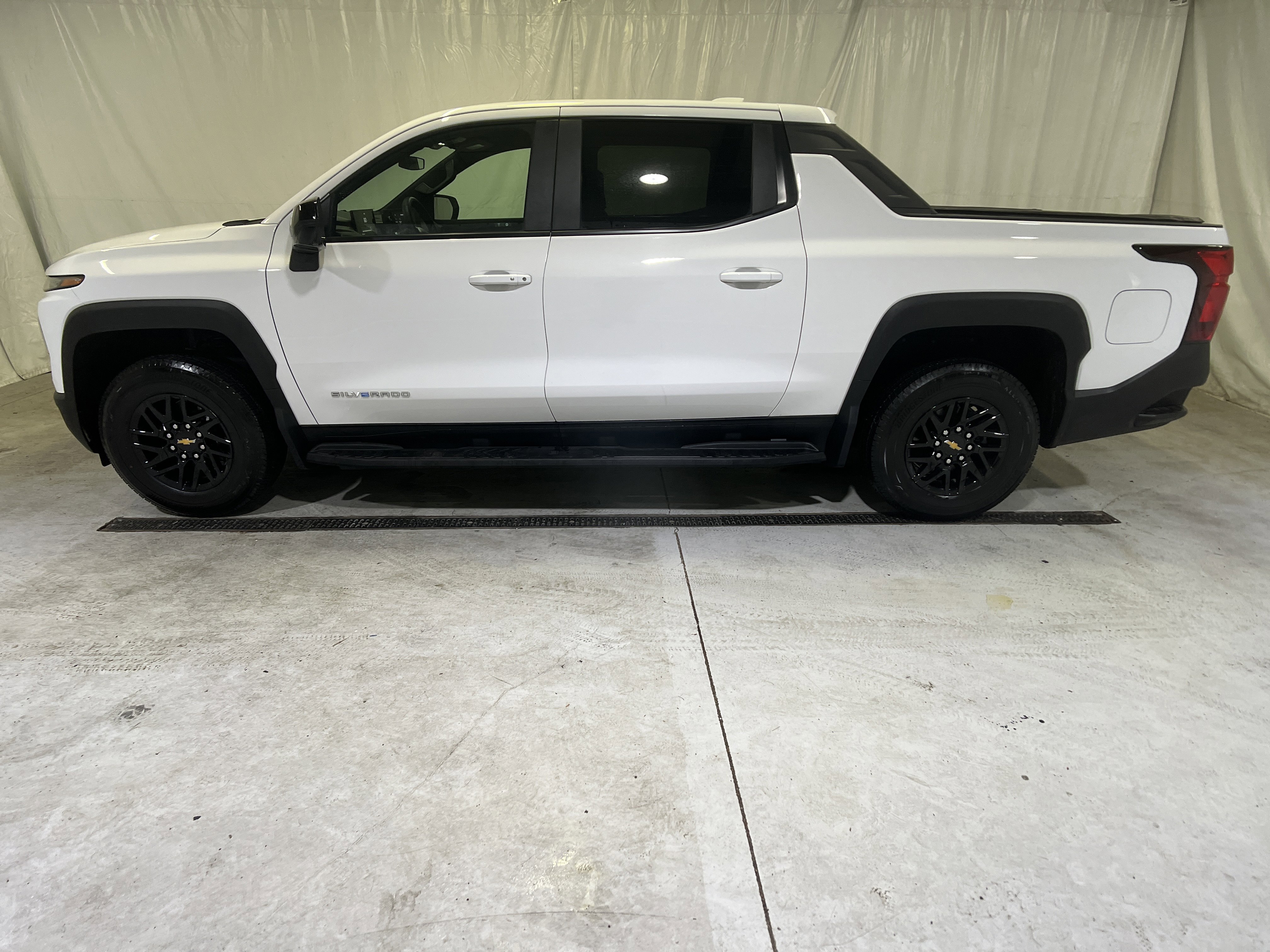 Certified 2024 Chevrolet Silverado EV W/T AWD/4WD image 7