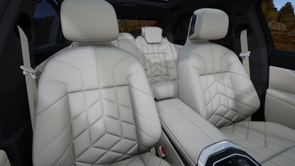 Used 2025 BMW i7 xDrive60 w/ Premium Package image 37