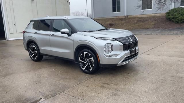 Used 2024 Mitsubishi Outlander SE image 2