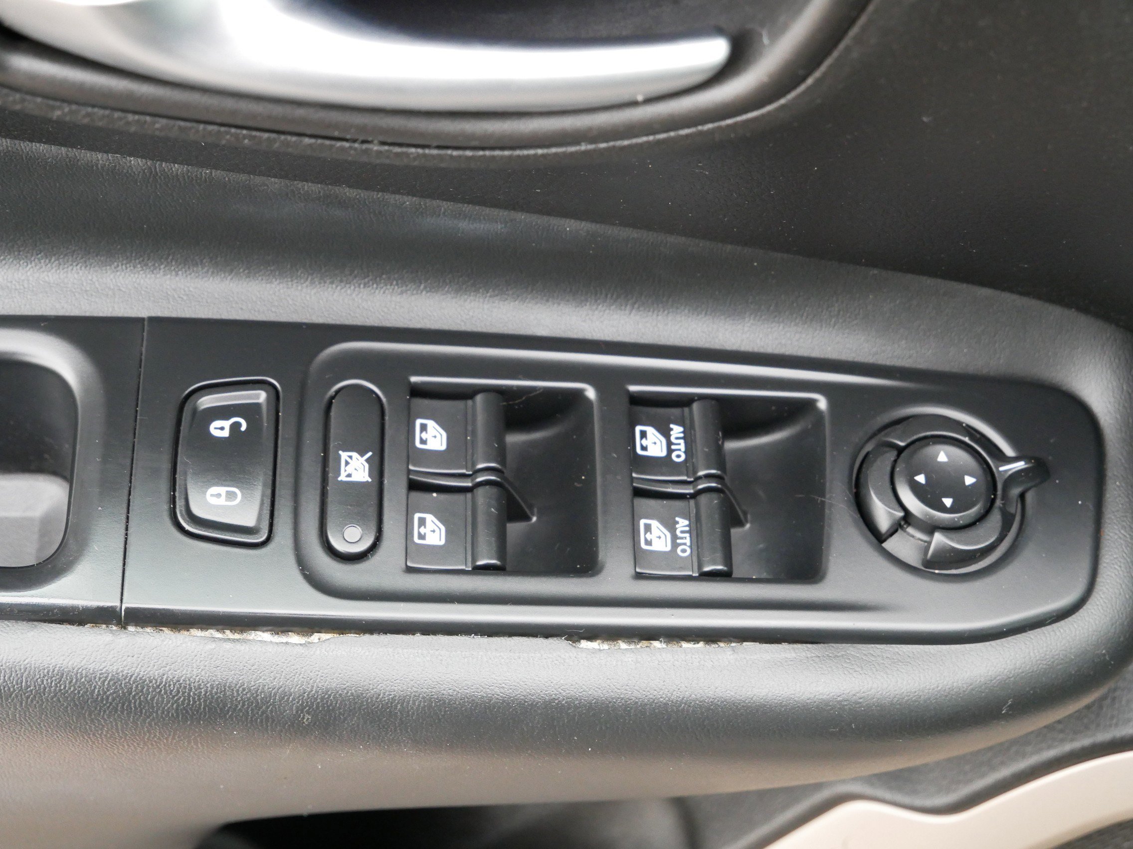 Used 2016 Jeep Renegade Limited image 19