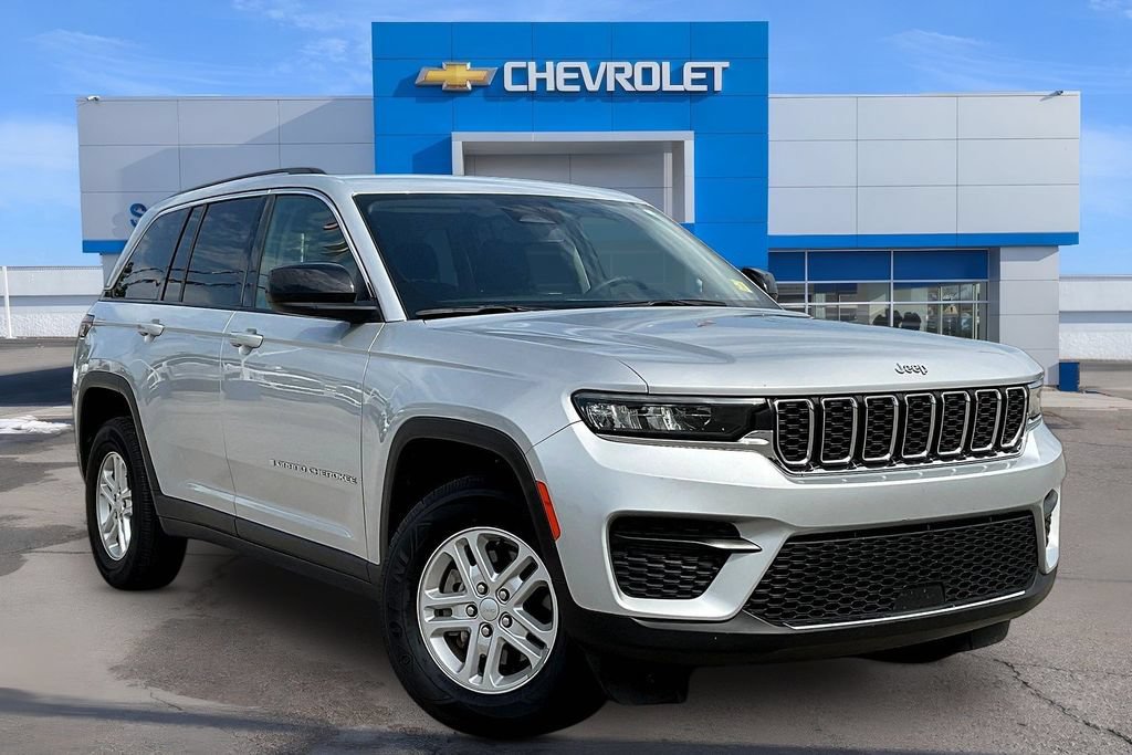 Used 2024 Jeep Grand Cherokee Laredo RWD image 2