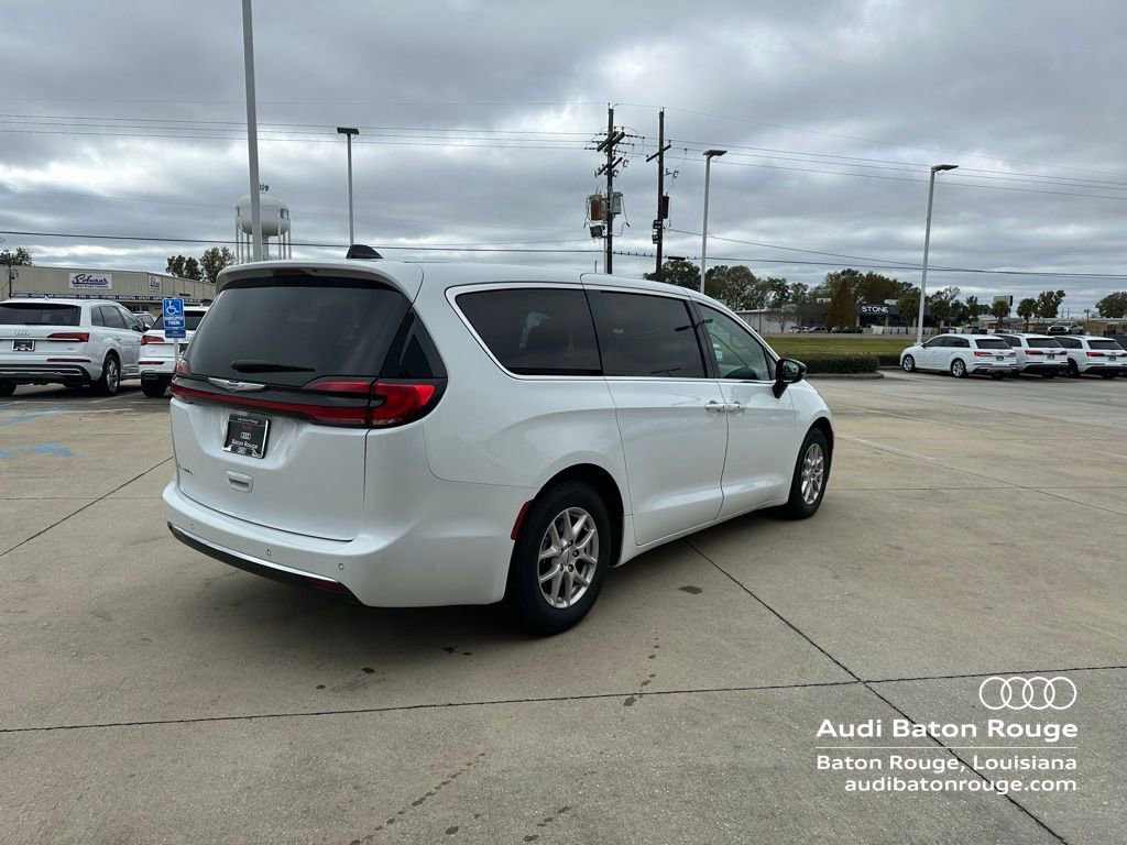 Used 2024 Chrysler Pacifica Touring-L image 5