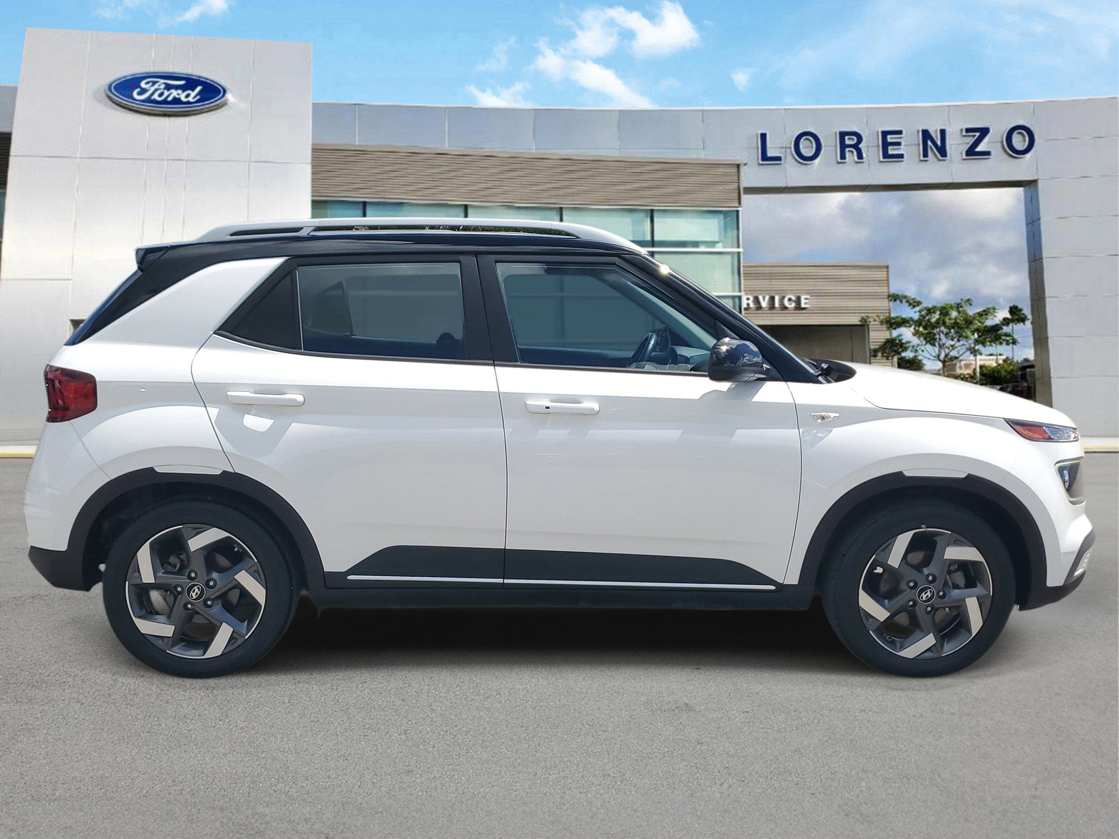 Used 2023 Hyundai Venue Limited w/ Cargo Package image 4