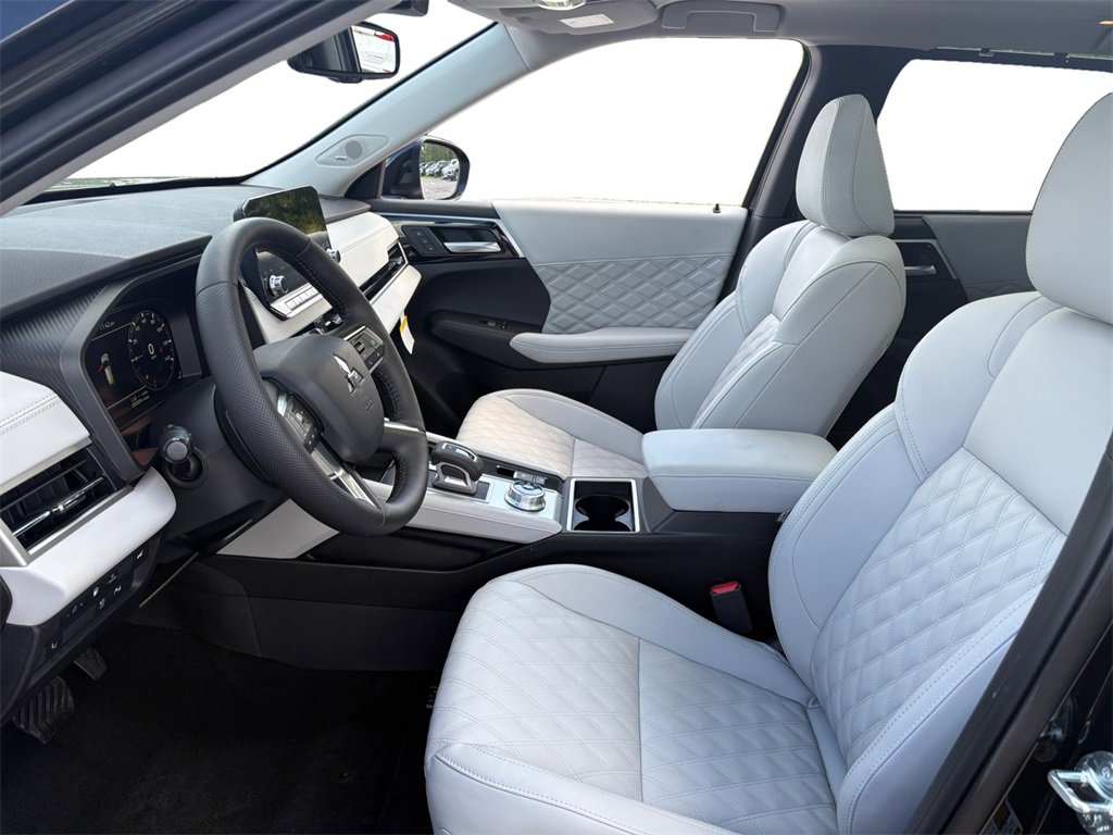 New 2025 Mitsubishi Outlander SEL image 3