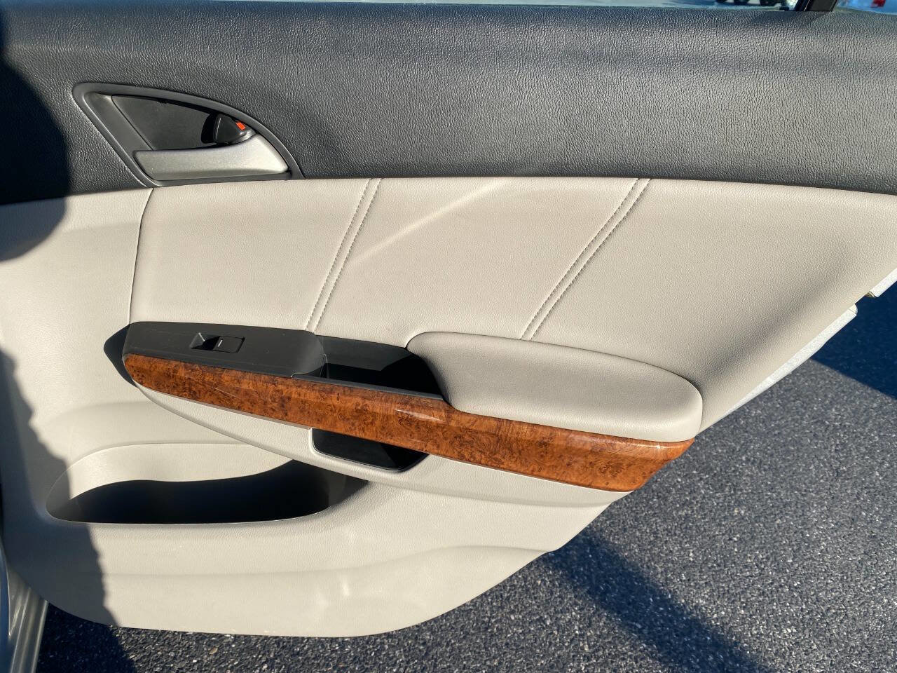 Used 2011 Honda Accord EX-L image 28