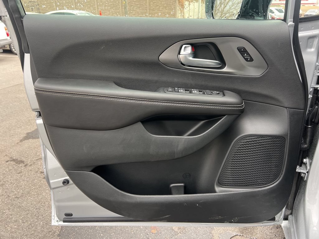 New 2026 Chrysler Pacifica Select w/ S Appearance Package FWD image 9