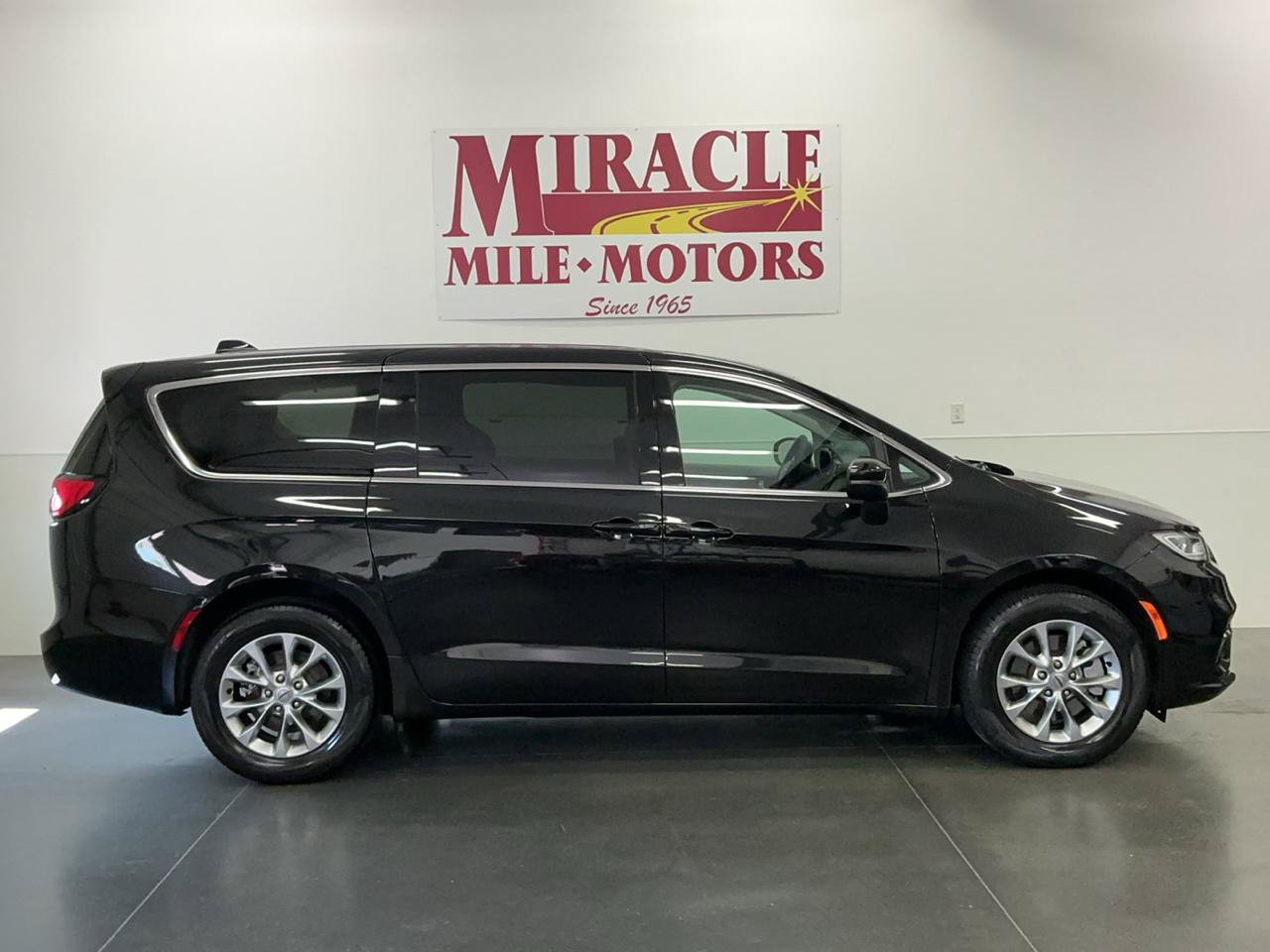 Used 2023 Chrysler Pacifica Touring-L w/ Uconnect Theater Family Group AWD/4WD image 6
