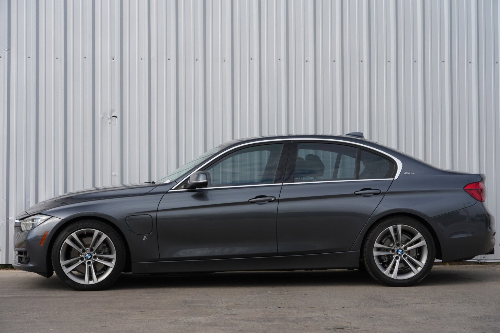 Used 2017 BMW 330e image 8