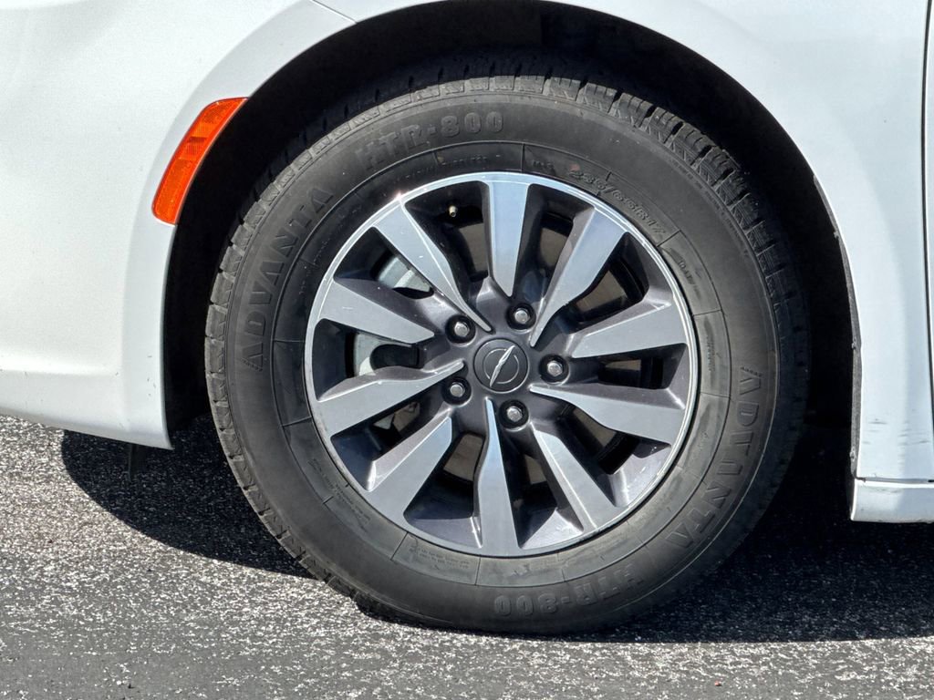 Used 2024 Chrysler Pacifica Select image 26