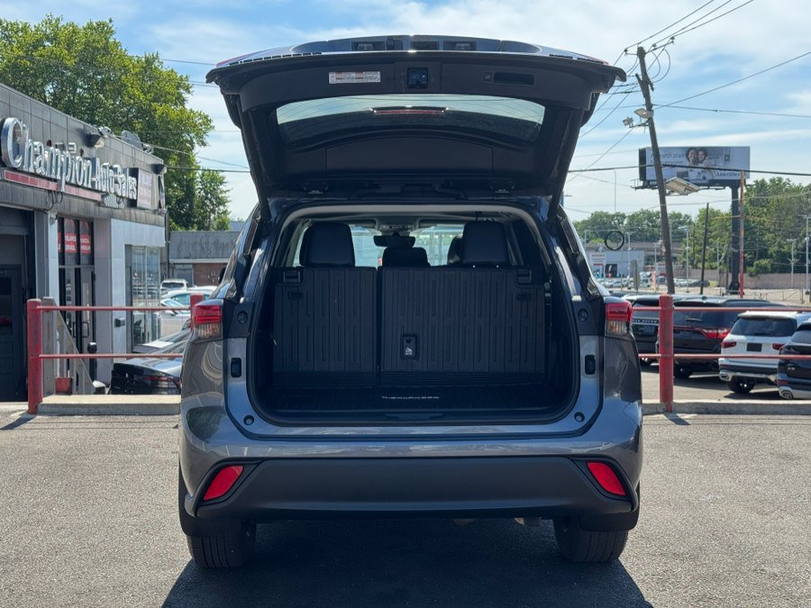 Used 2021 Toyota Highlander XLE AWD/4WD image 29