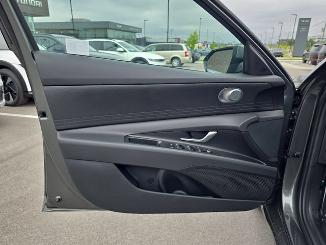Used 2025 Hyundai Elantra SE FWD image 13