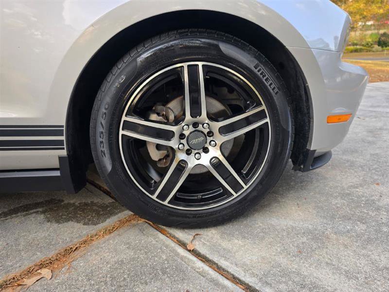 Used 2010 Ford Mustang Convertible image 15