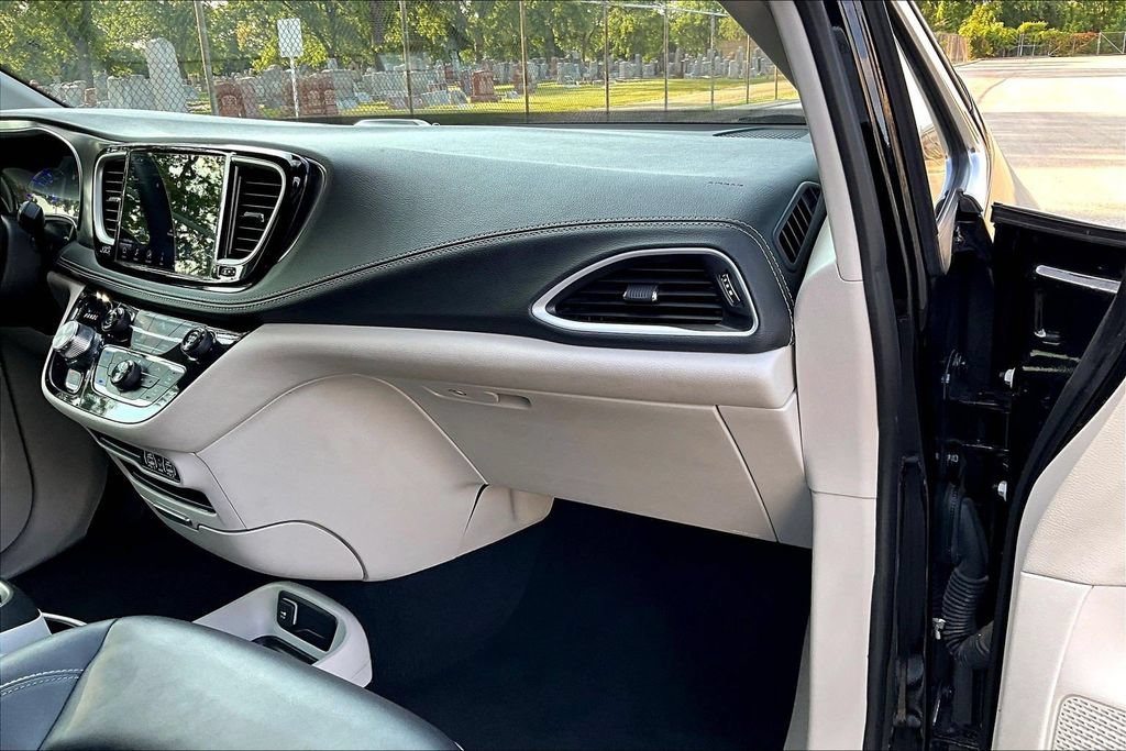 Used 2024 Chrysler Pacifica Limited FWD image 15