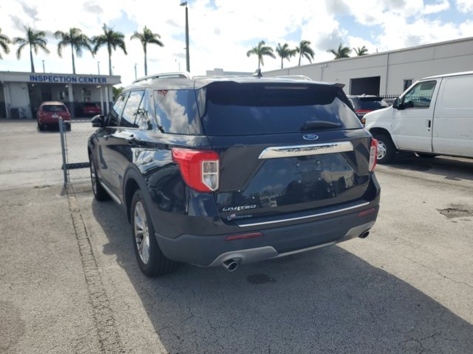Used 2023 Ford Explorer Limited w/ Limited Technology Package RWD image 5
