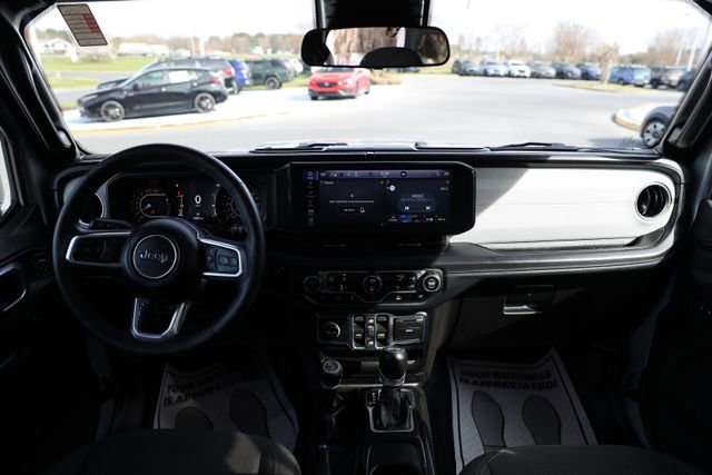 Used 2024 Jeep Wrangler Sahara image 9