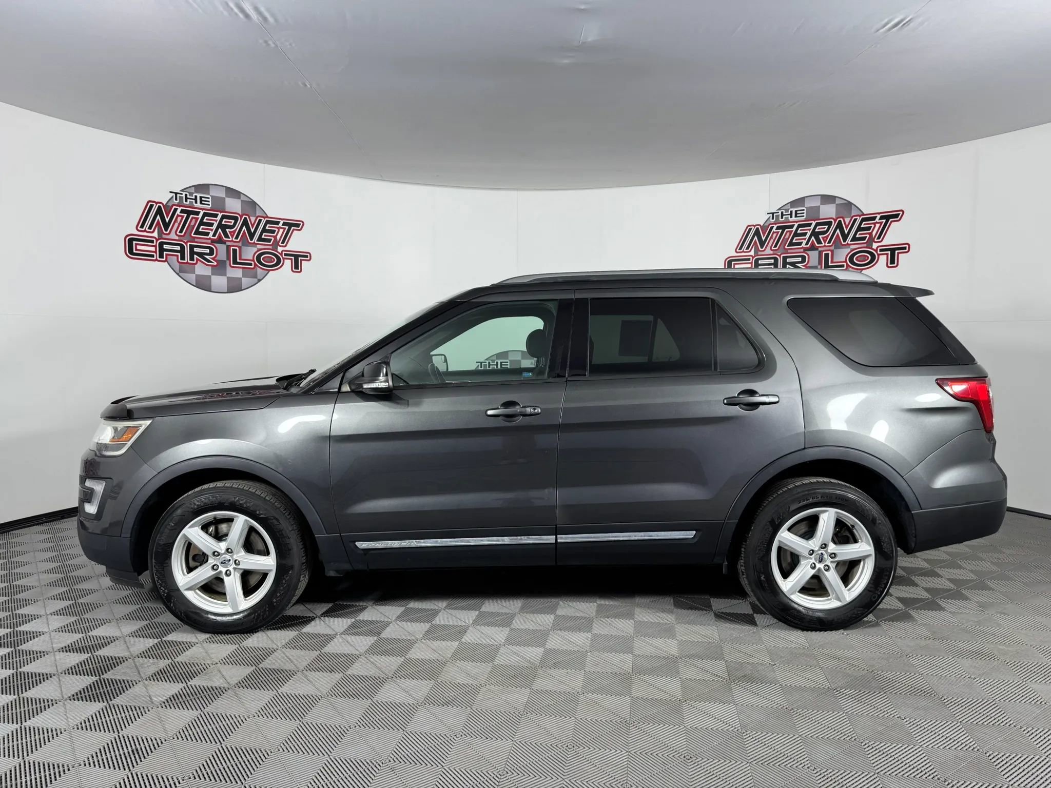 Used 2017 Ford Explorer XLT w/ Class II Trailer Tow Package AWD/4WD image 4