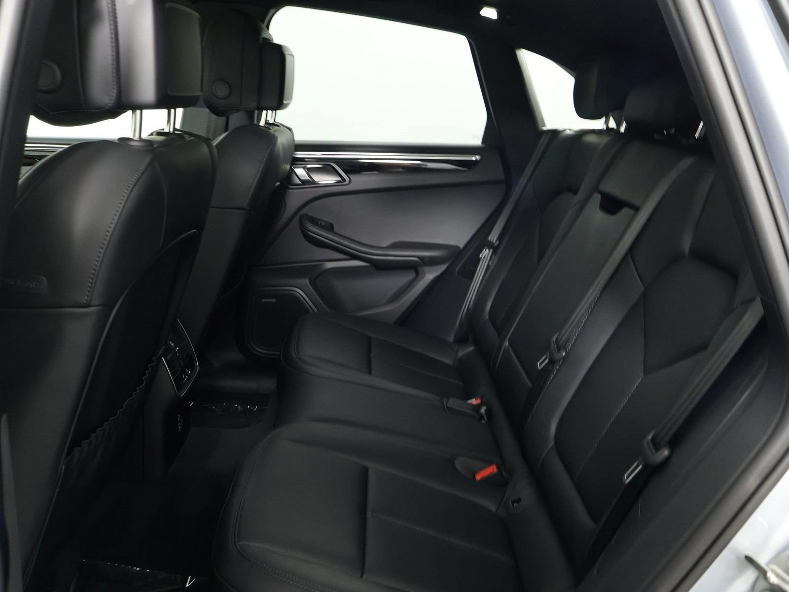 Certified 2026 Porsche Macan AWD/4WD image 33