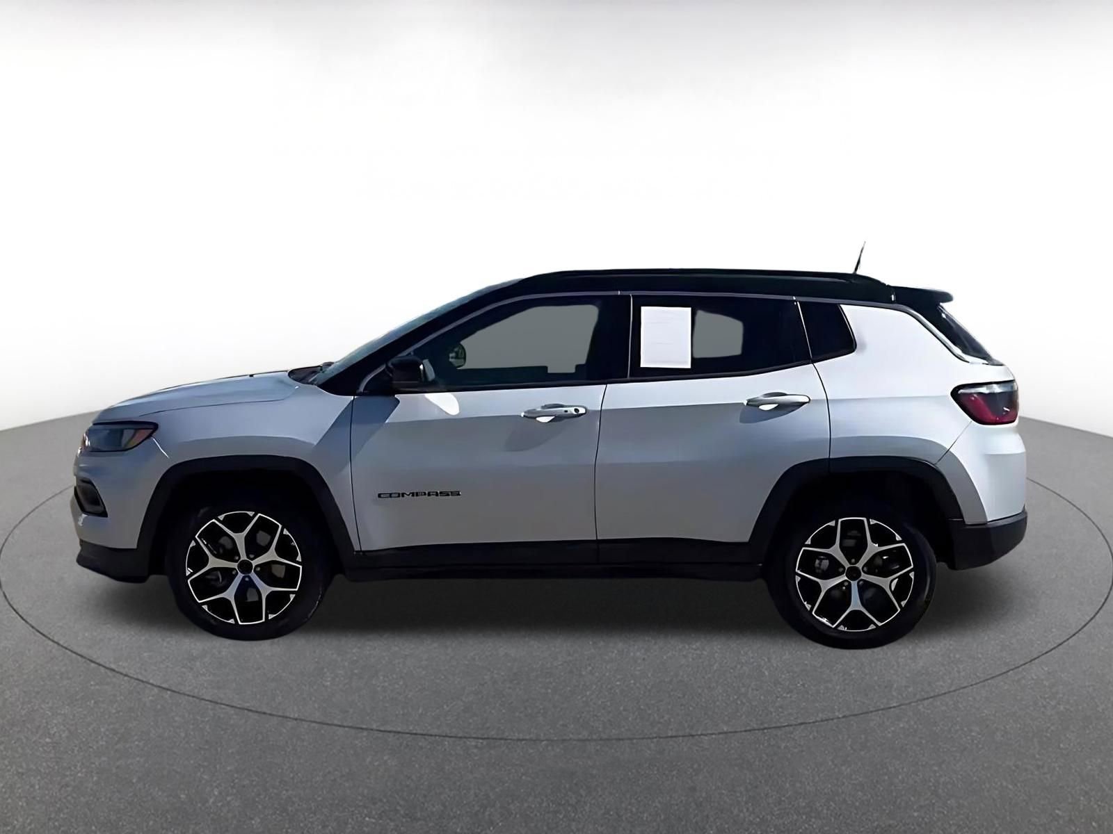 Used 2025 Jeep Compass Limited AWD/4WD image 9