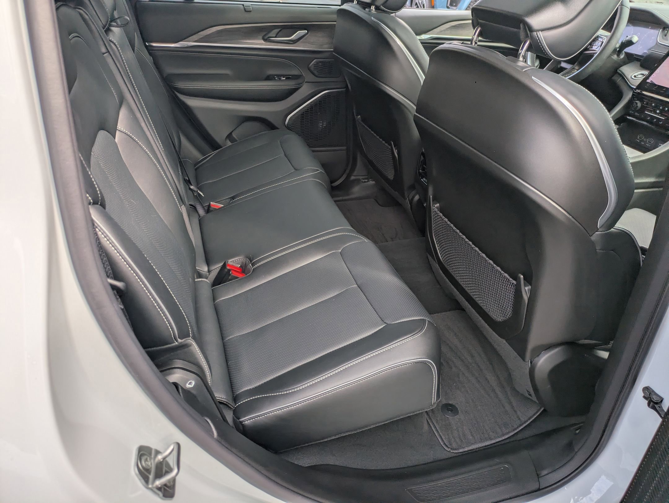 Certified 2025 Jeep Grand Cherokee Overland w/ Luxury Tech Group IV image 32