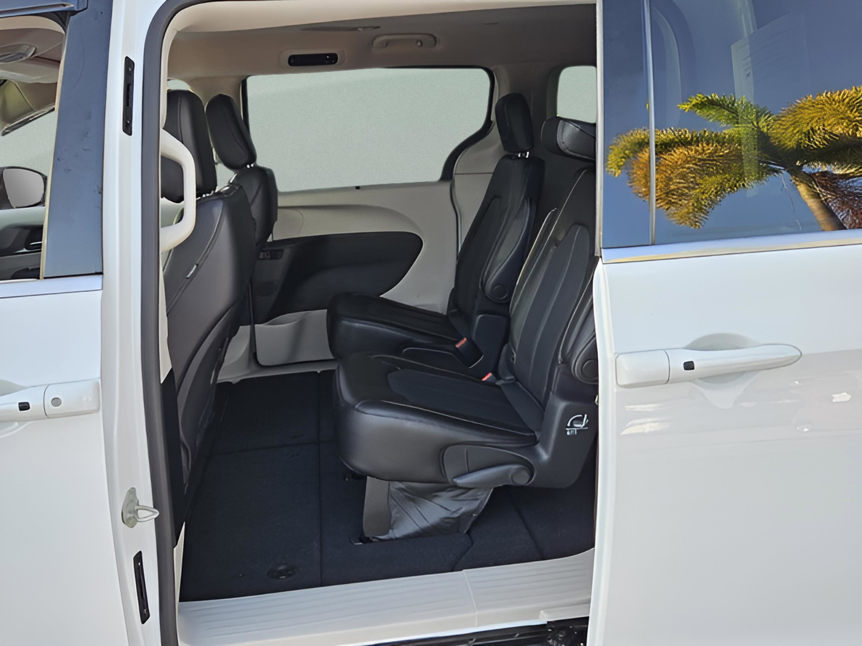 Used 2023 Chrysler Pacifica Touring-L image 10