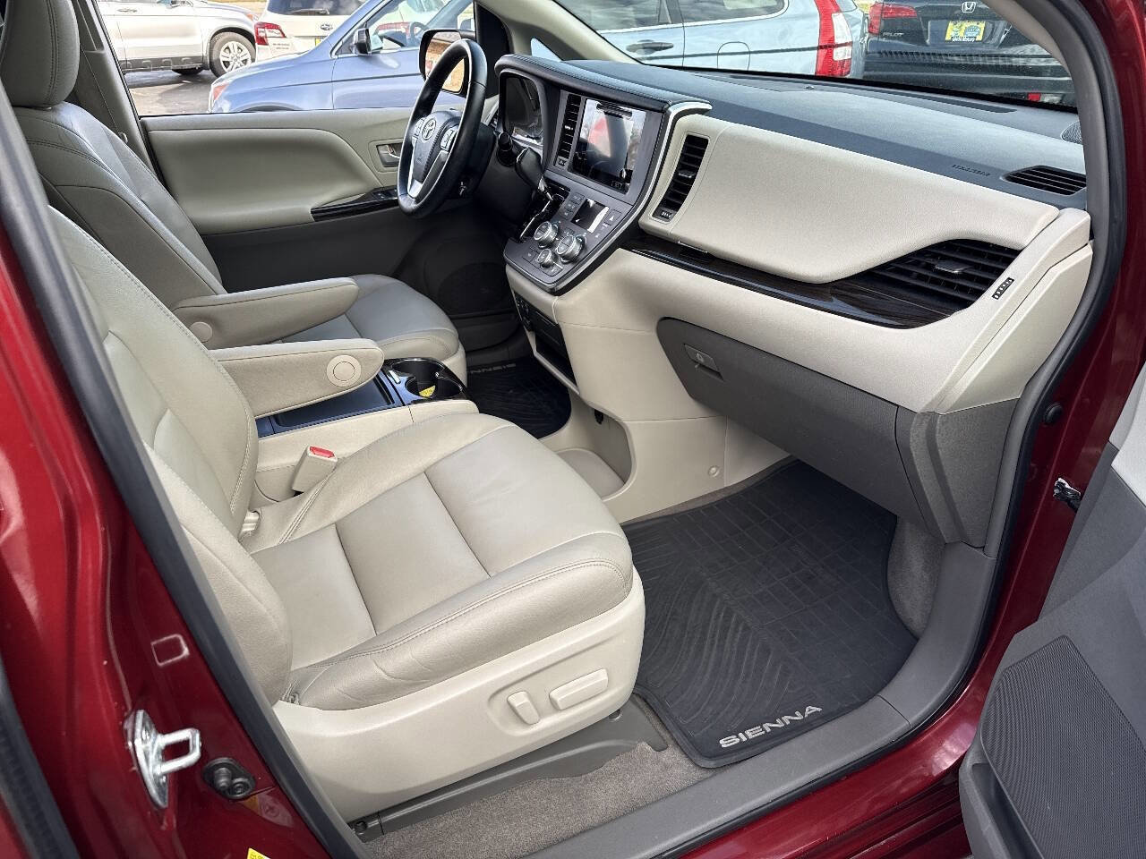 Used 2015 Toyota Sienna image 46