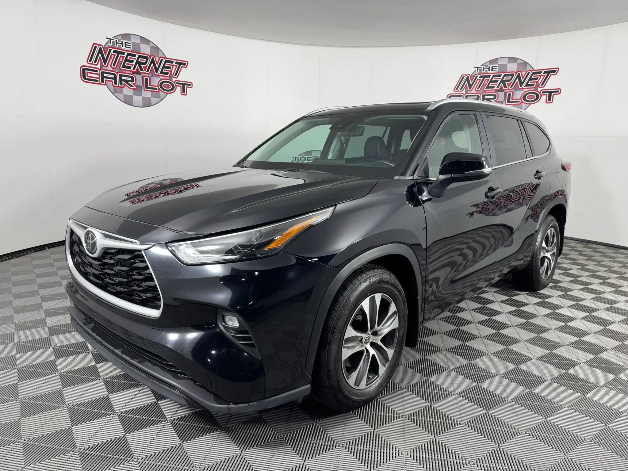 Used 2023 Toyota Highlander XLE AWD/4WD image 3