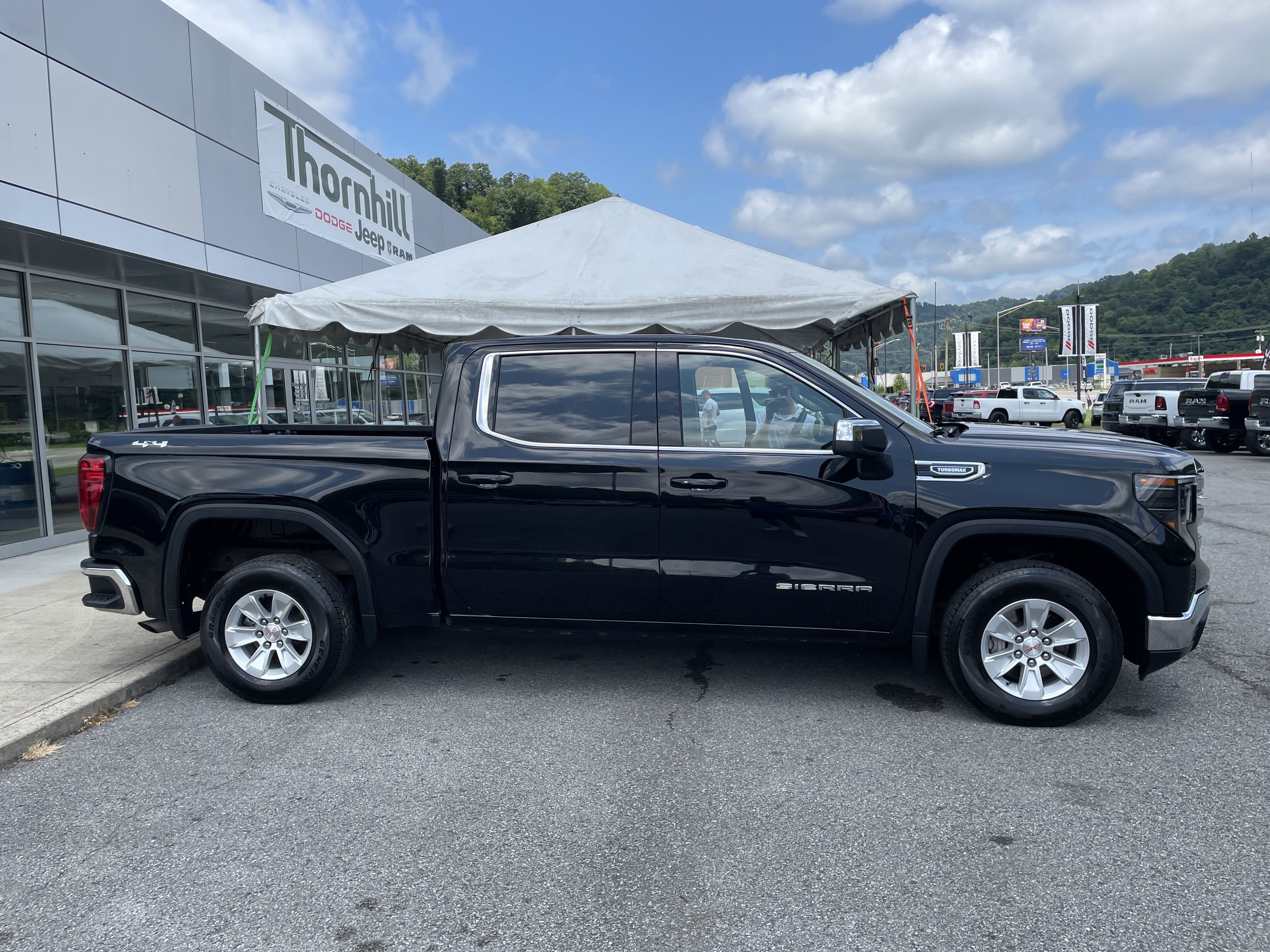 Used 2024 GMC Sierra 1500 SLE AWD/4WD image 3