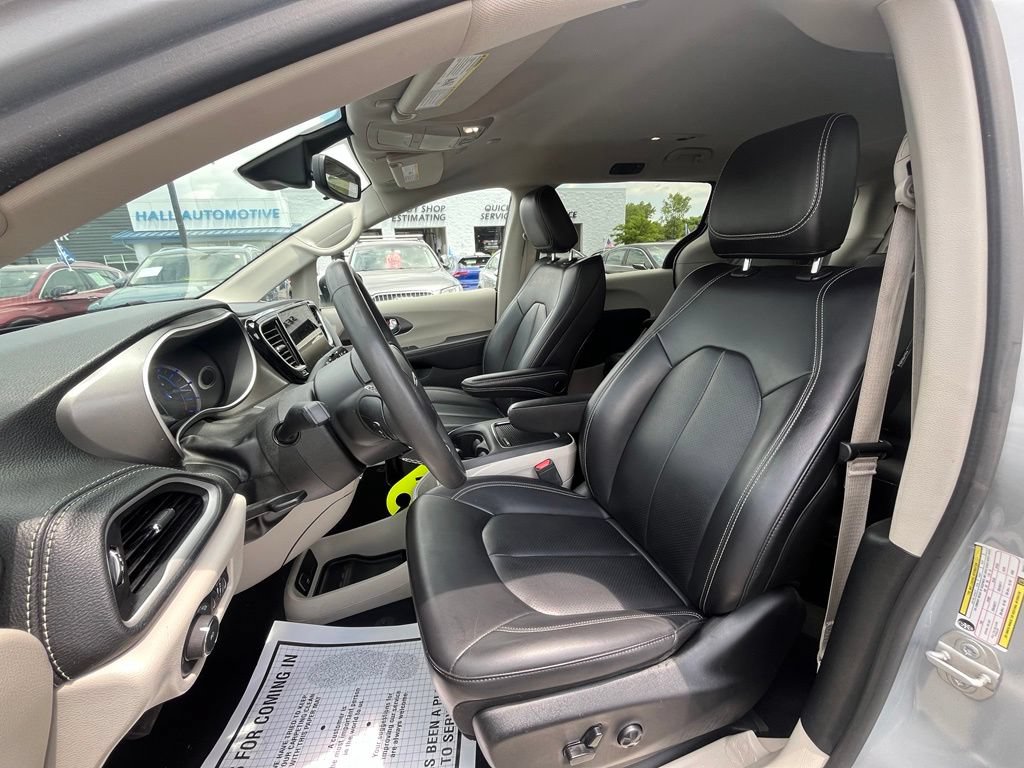 Used 2023 Chrysler Pacifica Touring-L FWD image 10