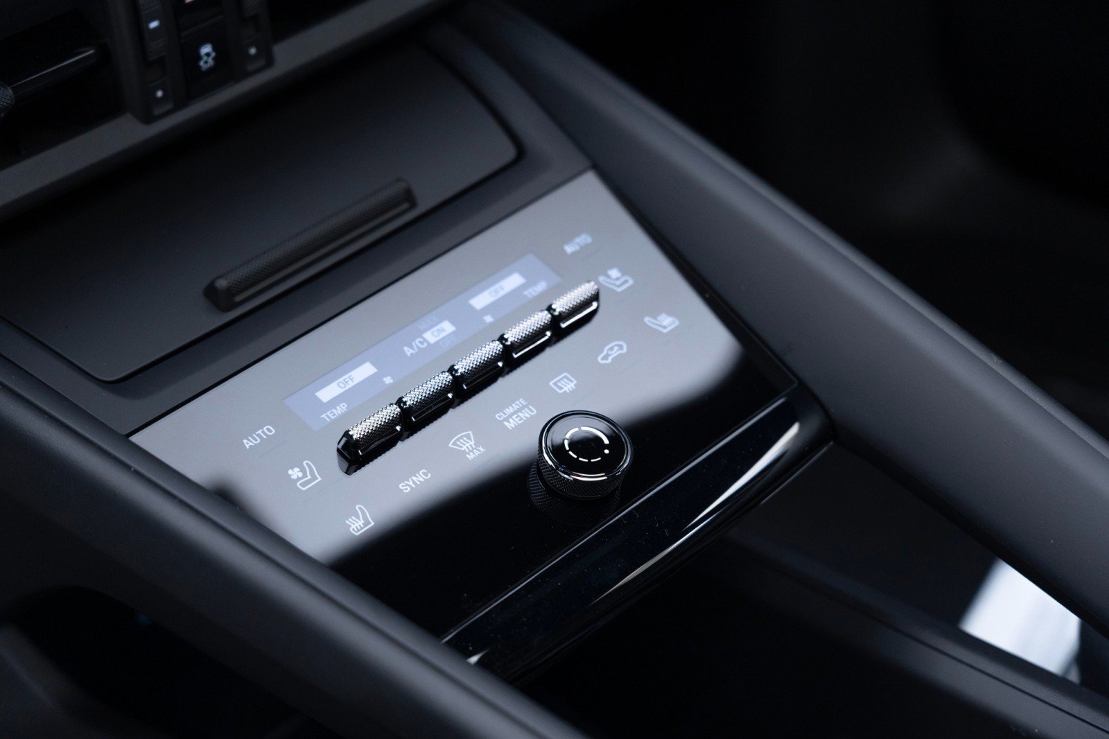 Certified 2025 Porsche Macan Electric image 26