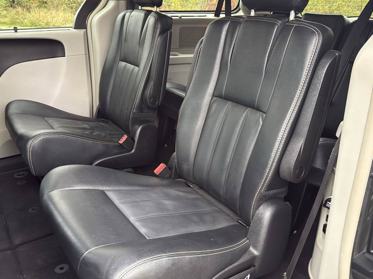 Used 2016 Chrysler Town & Country Touring w/ Driver Convenience Group FWD image 21