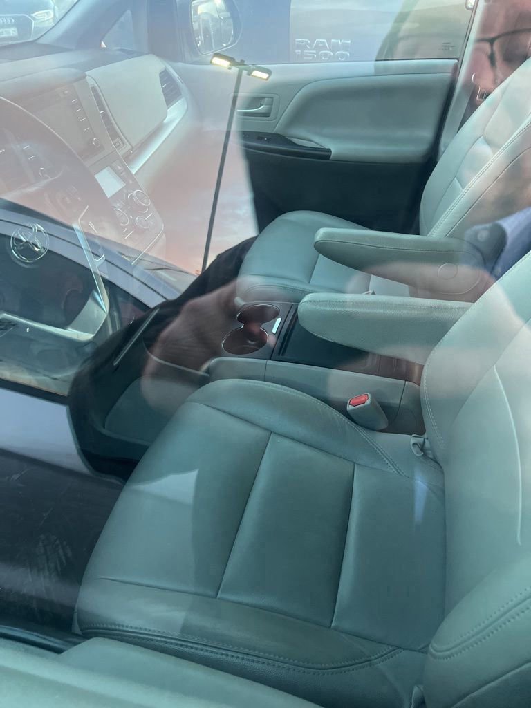 Used 2018 Toyota Sienna LE image 3