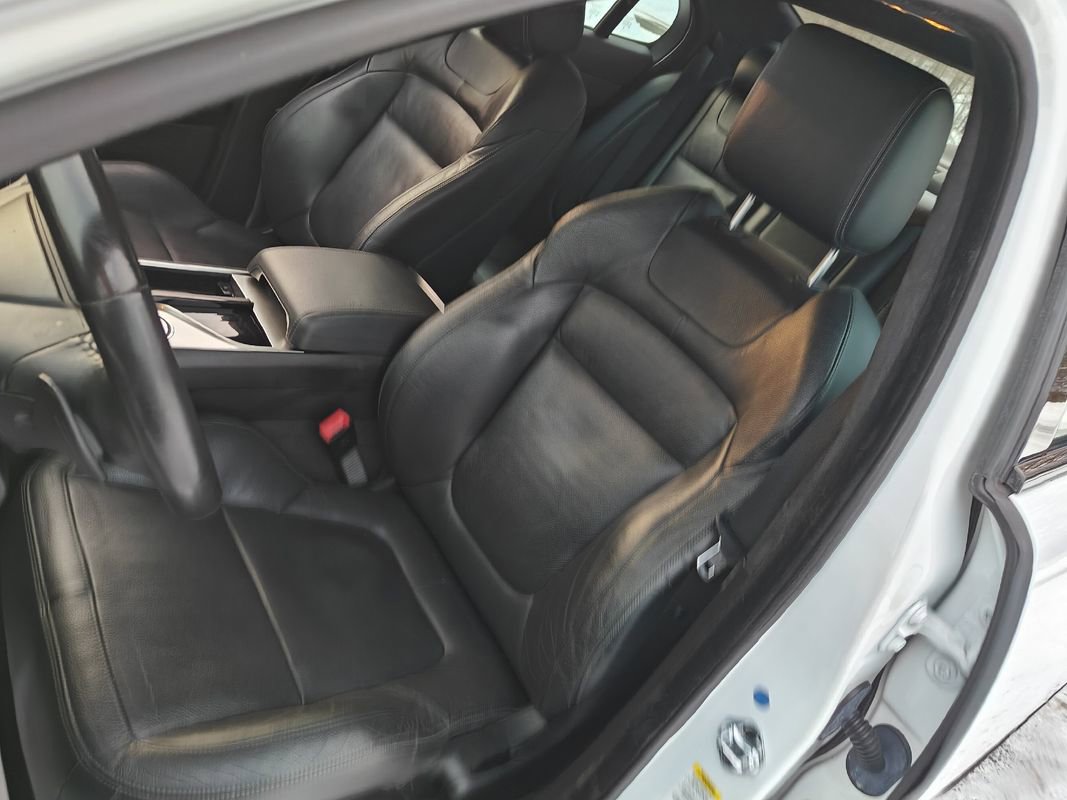 Used 2015 Jaguar XF Portfolio image 10