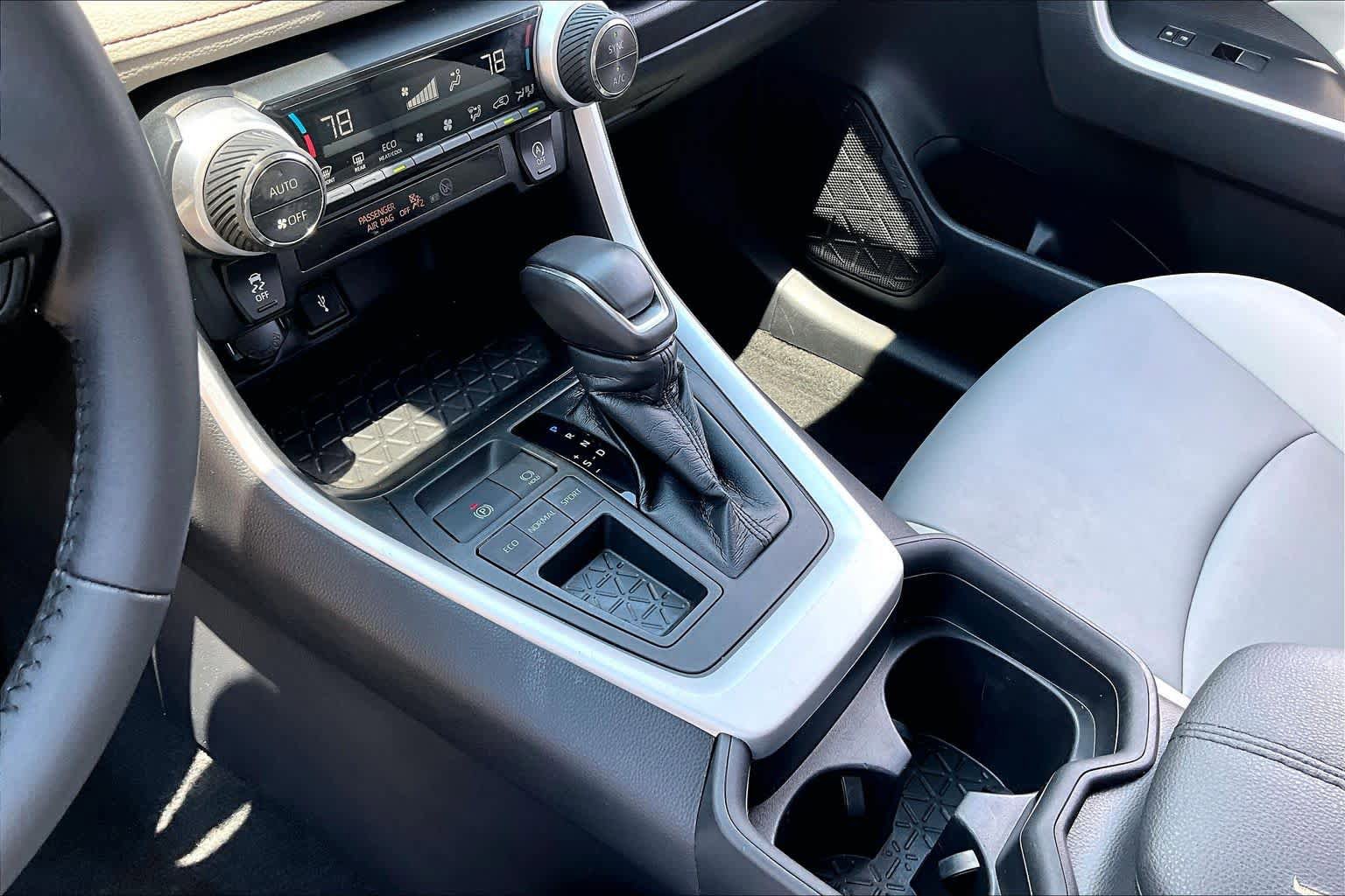 Used 2020 Toyota RAV4 XLE Premium FWD image 17