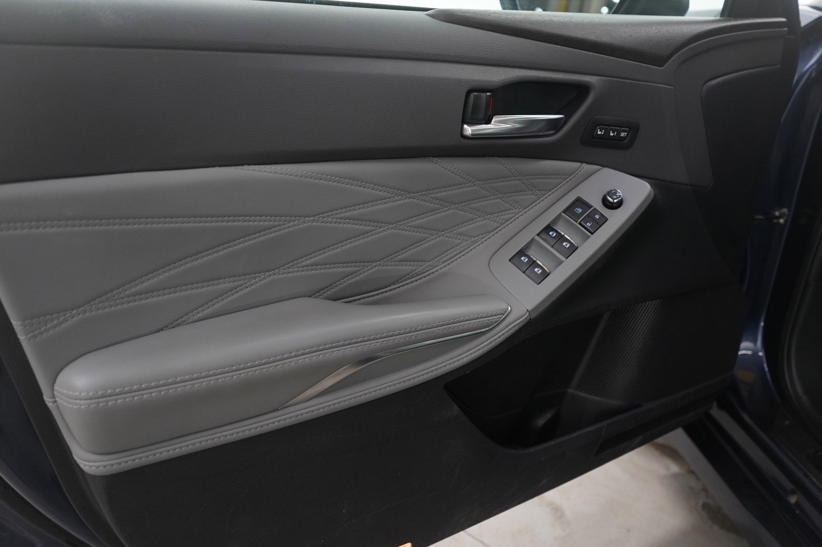 Used 2019 Toyota Avalon Limited image 21