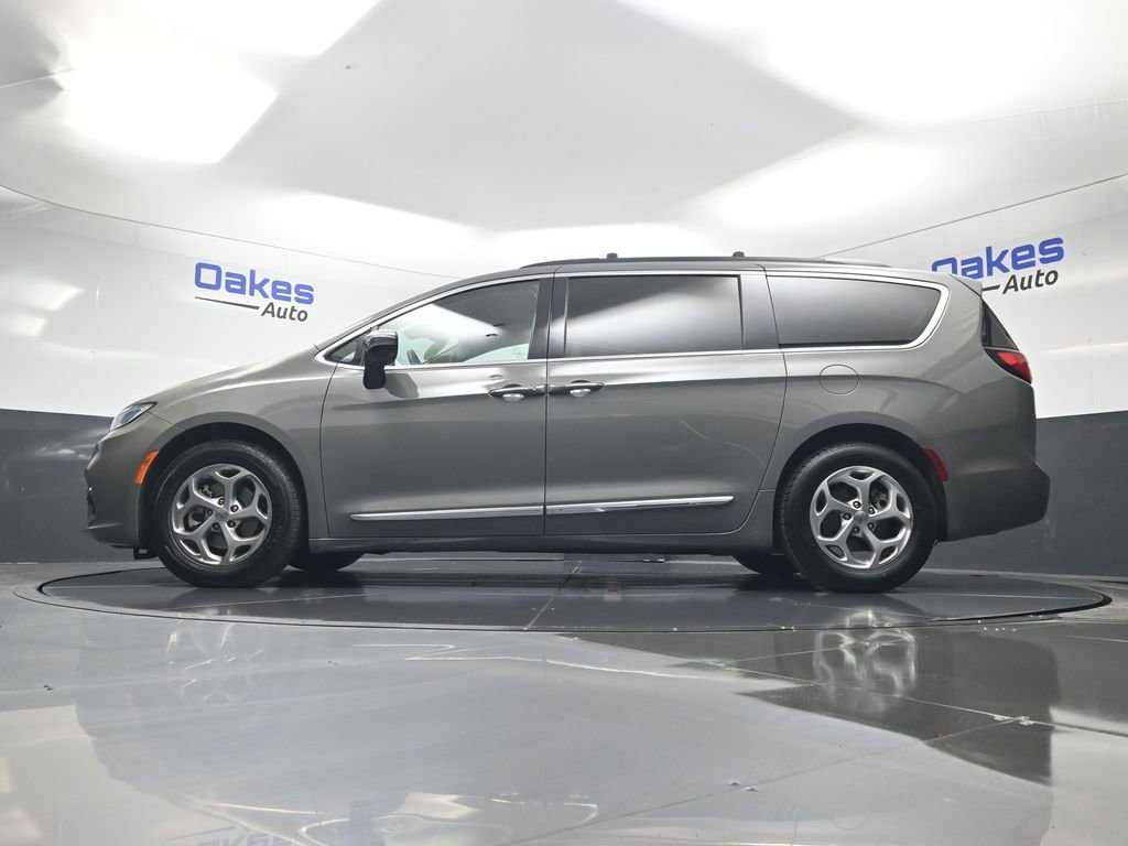 Used 2023 Chrysler Pacifica Limited image 41