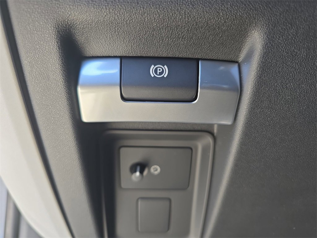 New 2026 Land Rover Defender 130 X-Dynamic SE image 27