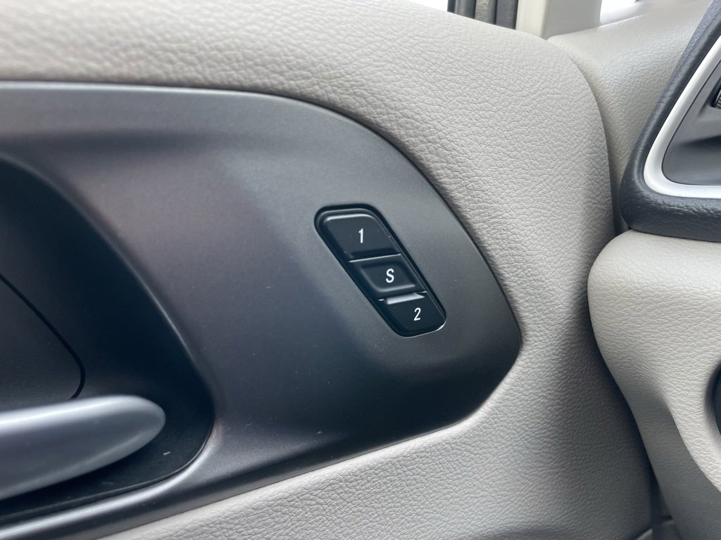 Used 2024 Chrysler Pacifica Select image 26