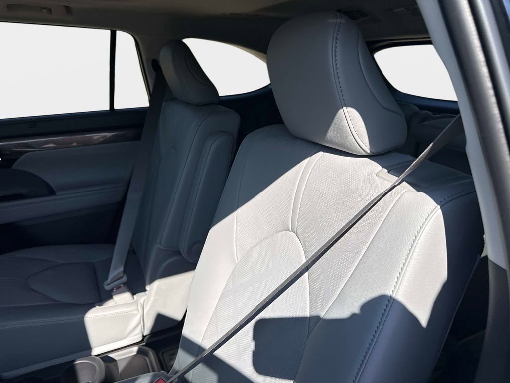 New 2026 Toyota Highlander Platinum image 15