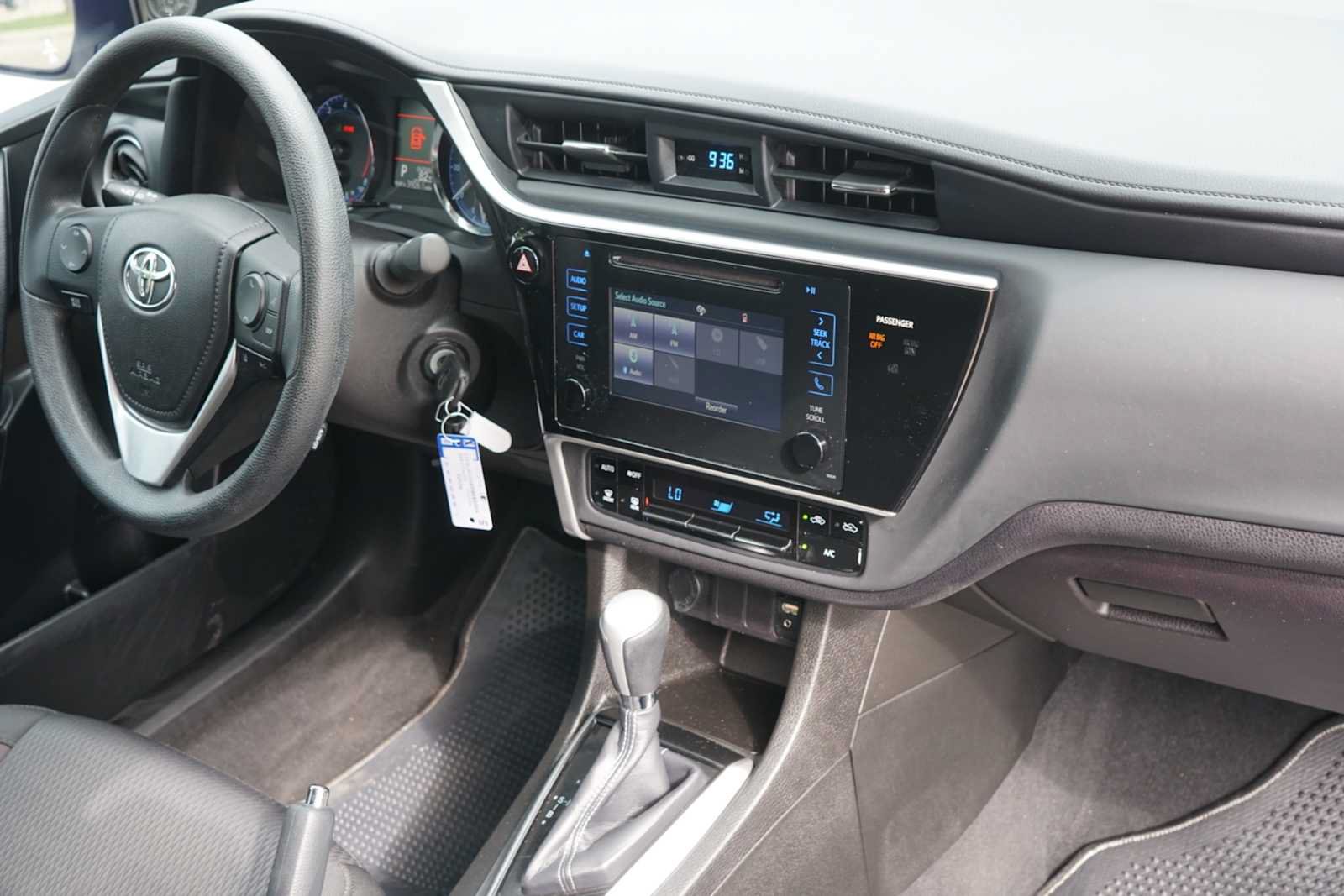 Used 2017 Toyota Corolla LE FWD image 27