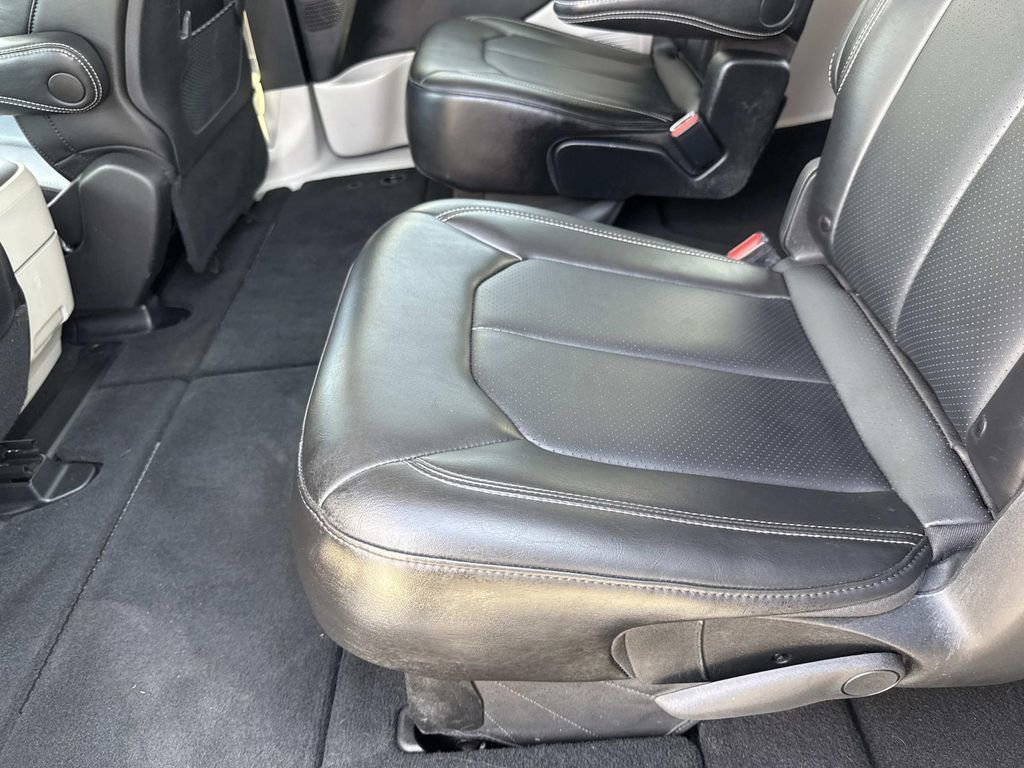 Used 2024 Chrysler Pacifica Touring-L image 16