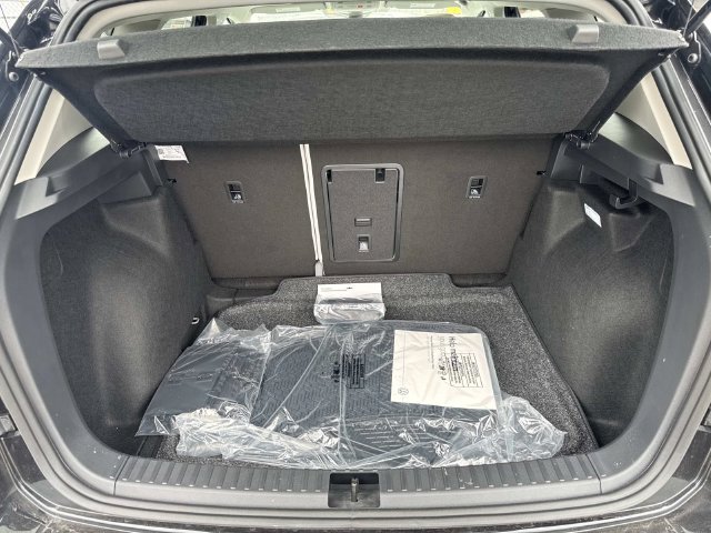 New 2026 Volkswagen Taos SE FWD image 5