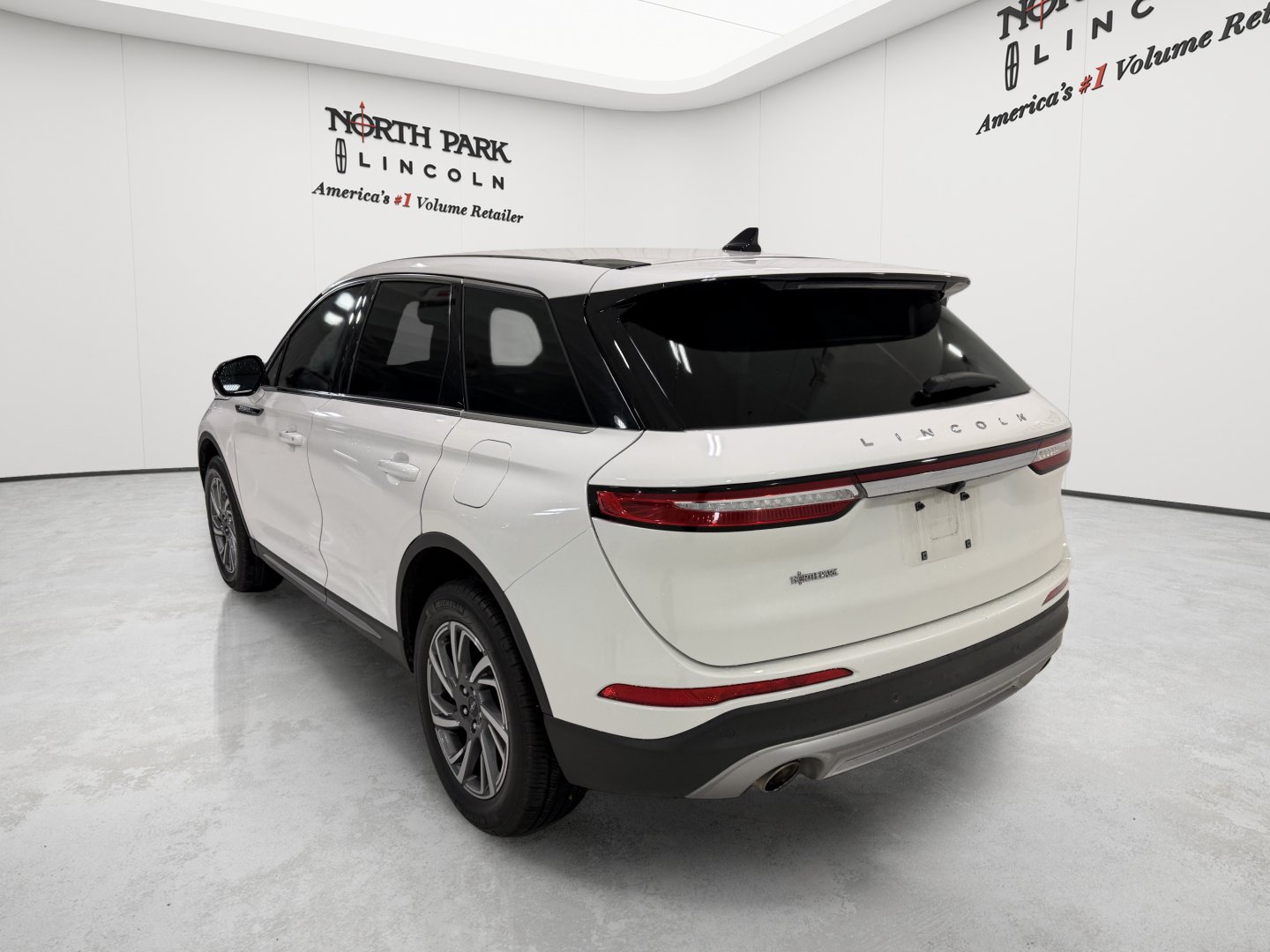 Used 2025 Lincoln Corsair FWD image 3